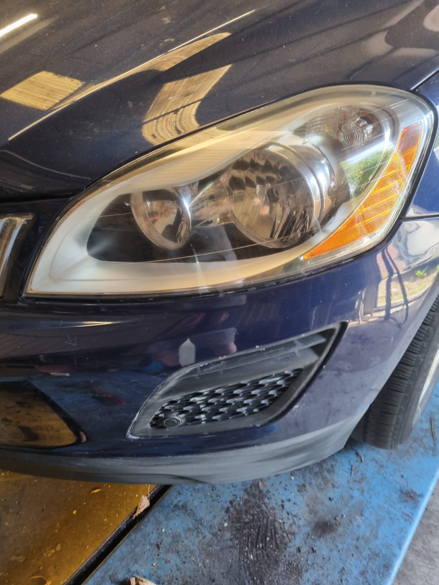 Herstelde koplamp Volvo XC60 — na behandeling